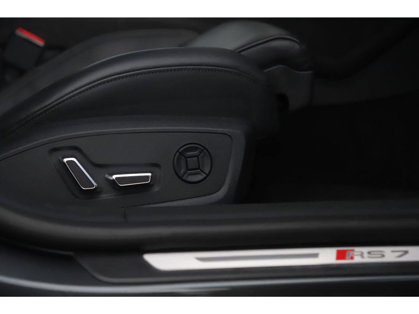 Audi RS7 4.0 TFSI RS 7 Sportback Quattro 600PK Fabrieksgarantie 22 inch Keramisch B&O High End Alcantara Hemel Dynamic Plus Pack 4-wiel Sturing Softclose Stoelverkoeling Panoramadak Laser LED HUD 360 Camera Full Options! Nieuwstaat!