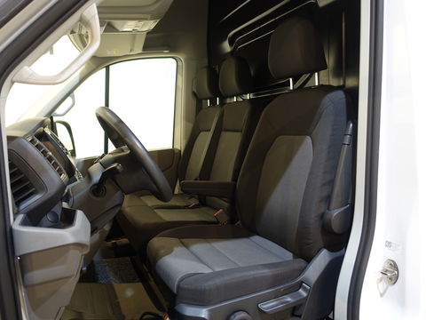 Volkswagen Crafter 35 2.0 TDI 140 PK L3H3 / Euro 6 / Airco / Cruise Control / Camera / Trekhaak 3.000 KG / Carplay