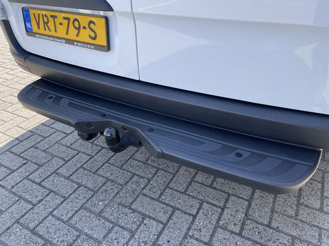 Mercedes-Benz Sprinter 317 1.9 CDI 170pk L2H2 / rijklaar € 34.950 ex btw / lease vanaf € 856 / climate control / trekhaak kan omgekeurd worden naar 3500 kg / achteruit rijcamera / 18 inch velgen / zwarte sidebars !