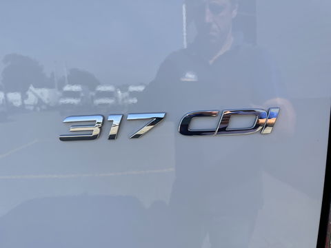 Mercedes-Benz Sprinter 317 1.9 CDI 170pk L2H2 / rijklaar € 34.950 ex btw / lease vanaf € 856 / climate control / trekhaak kan omgekeurd worden naar 3500 kg / achteruit rijcamera / 18 inch velgen / zwarte sidebars !