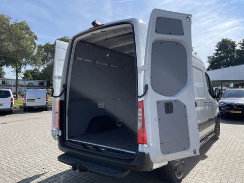 Mercedes-Benz Sprinter 317 1.9 CDI 170pk L2H2 / rijklaar € 34.950 ex btw / lease vanaf € 856 / climate control / trekhaak kan omgekeurd worden naar 3500 kg / achteruit rijcamera / 18 inch velgen / zwarte sidebars !