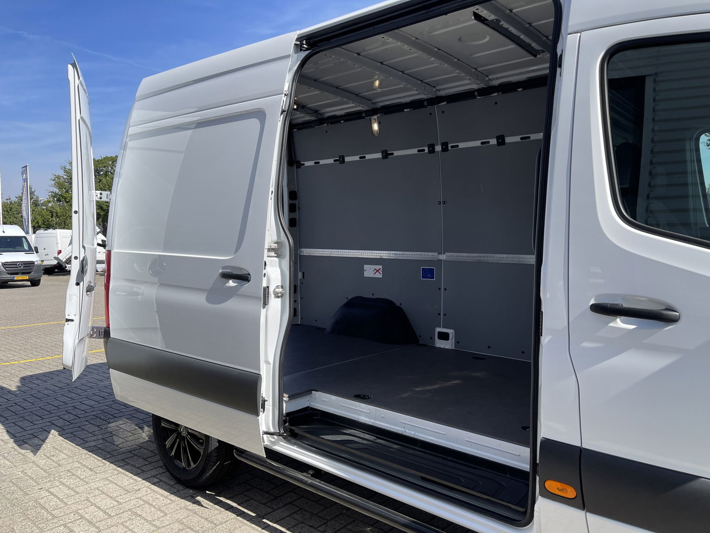 Mercedes-Benz Sprinter 317 1.9 CDI 170pk L2H2 / rijklaar € 34.950 ex btw / lease vanaf € 856 / climate control / trekhaak kan omgekeurd worden naar 3500 kg / achteruit rijcamera / 18 inch velgen / zwarte sidebars !