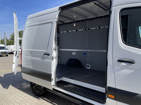 Mercedes-Benz Sprinter 317 1.9 CDI 170pk L2H2 / rijklaar € 34.950 ex btw / lease vanaf € 856 / climate control / trekhaak kan omgekeurd worden naar 3500 kg / achteruit rijcamera / 18 inch velgen / zwarte sidebars !
