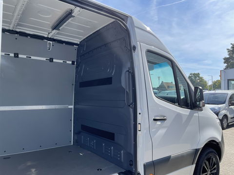 Mercedes-Benz Sprinter 317 1.9 CDI 170pk L2H2 / rijklaar € 34.950 ex btw / lease vanaf € 856 / climate control / trekhaak kan omgekeurd worden naar 3500 kg / achteruit rijcamera / 18 inch velgen / zwarte sidebars !