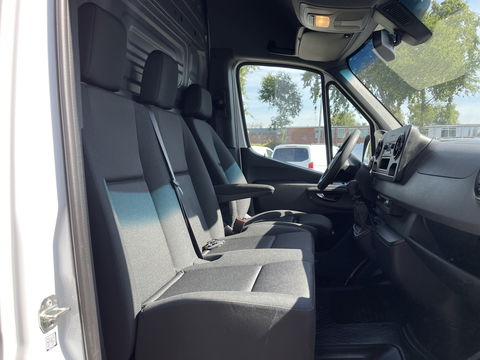 Mercedes-Benz Sprinter 317 1.9 CDI 170pk L2H2 / rijklaar € 34.950 ex btw / lease vanaf € 856 / climate control / trekhaak kan omgekeurd worden naar 3500 kg / achteruit rijcamera / 18 inch velgen / zwarte sidebars !