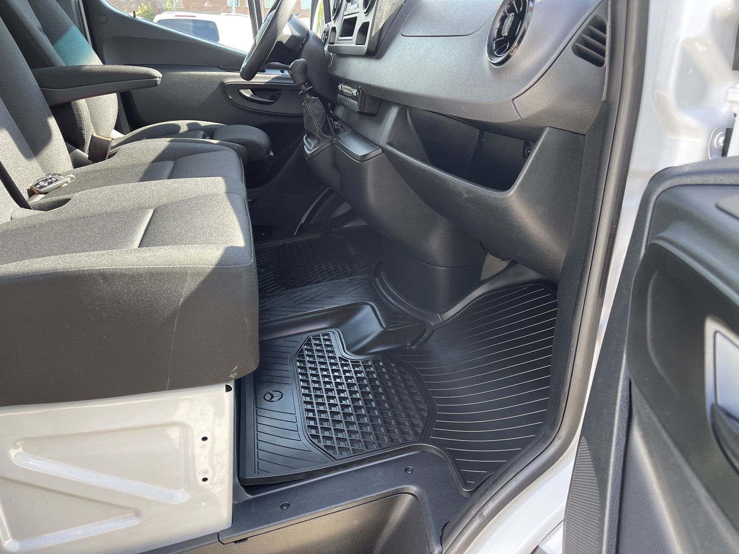 Mercedes-Benz Sprinter 317 1.9 CDI 170pk L2H2 / rijklaar € 34.950 ex btw / lease vanaf € 856 / climate control / trekhaak kan omgekeurd worden naar 3500 kg / achteruit rijcamera / 18 inch velgen / zwarte sidebars !
