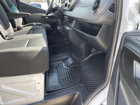 Mercedes-Benz Sprinter 317 1.9 CDI 170pk L2H2 / rijklaar € 34.950 ex btw / lease vanaf € 856 / climate control / trekhaak kan omgekeurd worden naar 3500 kg / achteruit rijcamera / 18 inch velgen / zwarte sidebars !