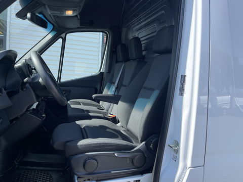 Mercedes-Benz Sprinter 317 1.9 CDI 170pk L2H2 / rijklaar € 34.950 ex btw / lease vanaf € 856 / climate control / trekhaak kan omgekeurd worden naar 3500 kg / achteruit rijcamera / 18 inch velgen / zwarte sidebars !
