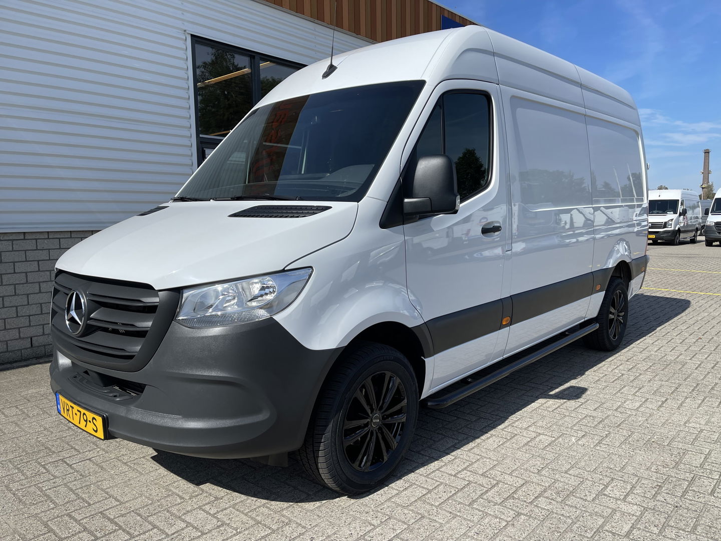 Mercedes-Benz Sprinter 317 1.9 CDI 170pk L2H2 / rijklaar € 34.950 ex btw / lease vanaf € 856 / climate control / trekhaak kan omgekeurd worden naar 3500 kg / achteruit rijcamera / 18 inch velgen / zwarte sidebars !
