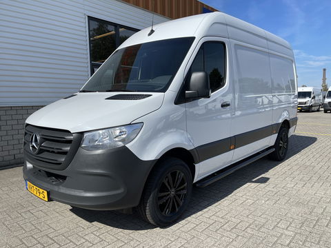Mercedes-Benz Sprinter 317 1.9 CDI 170pk L2H2 / rijklaar € 34.950 ex btw / lease vanaf € 856 / climate control / trekhaak kan omgekeurd worden naar 3500 kg / achteruit rijcamera / 18 inch velgen / zwarte sidebars !