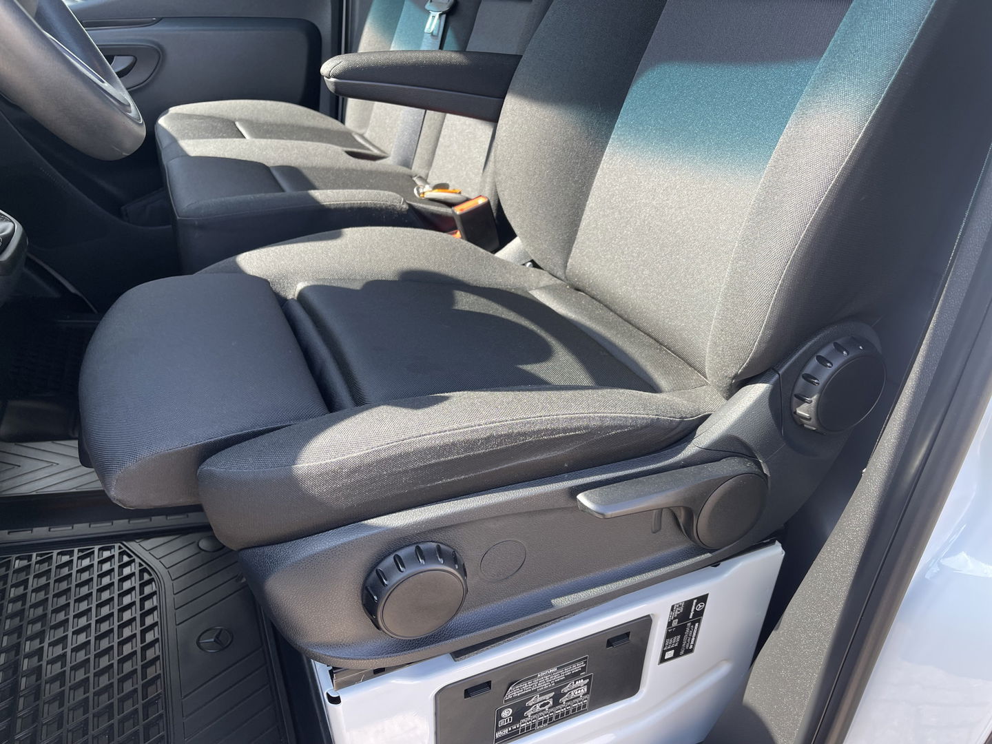 Mercedes-Benz Sprinter 317 1.9 CDI 170pk L2H2 / rijklaar € 34.950 ex btw / lease vanaf € 856 / climate control / trekhaak kan omgekeurd worden naar 3500 kg / achteruit rijcamera / 18 inch velgen / zwarte sidebars !