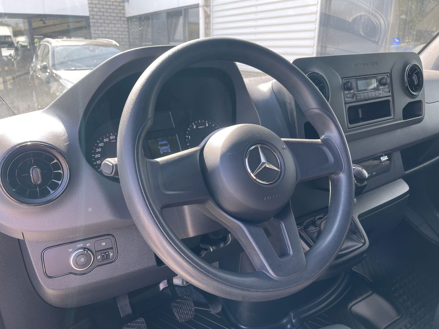 Mercedes-Benz Sprinter 317 1.9 CDI 170pk L2H2 / rijklaar € 34.950 ex btw / lease vanaf € 856 / climate control / trekhaak kan omgekeurd worden naar 3500 kg / achteruit rijcamera / 18 inch velgen / zwarte sidebars !
