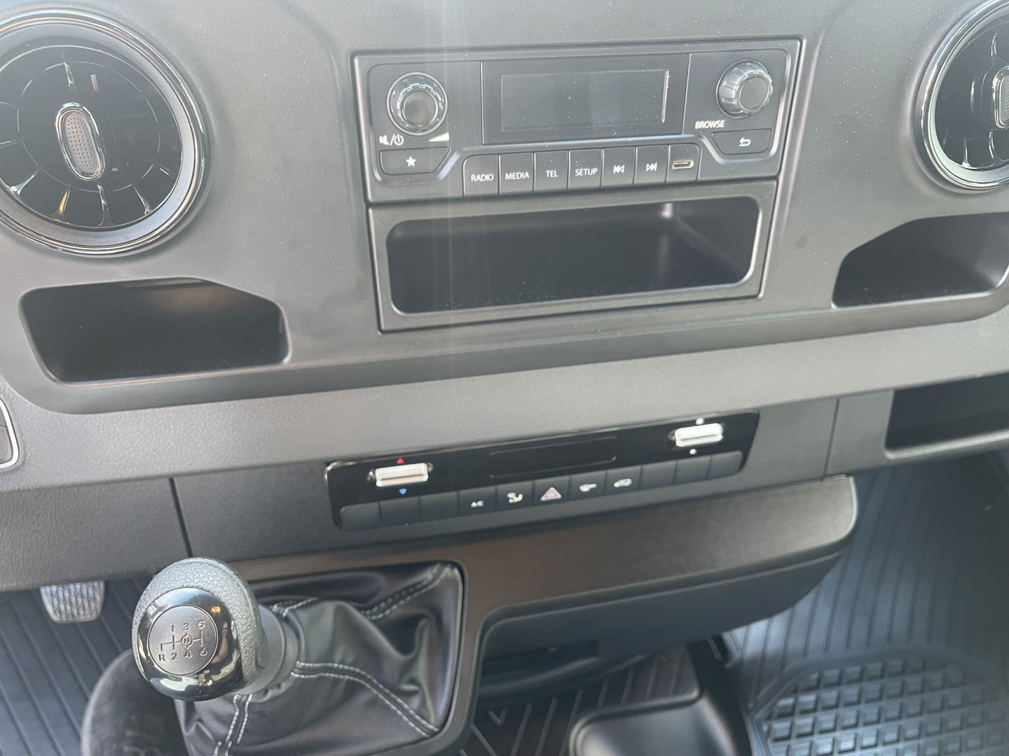 Mercedes-Benz Sprinter 317 1.9 CDI 170pk L2H2 / rijklaar € 34.950 ex btw / lease vanaf € 856 / climate control / trekhaak kan omgekeurd worden naar 3500 kg / achteruit rijcamera / 18 inch velgen / zwarte sidebars !
