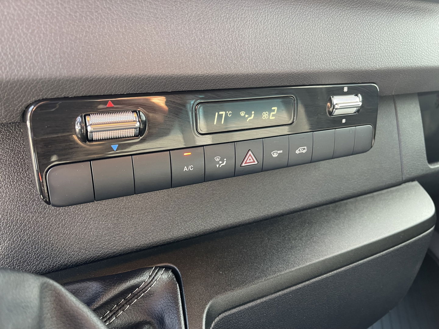 Mercedes-Benz Sprinter 317 1.9 CDI 170pk L2H2 / rijklaar € 34.950 ex btw / lease vanaf € 856 / climate control / trekhaak kan omgekeurd worden naar 3500 kg / achteruit rijcamera / 18 inch velgen / zwarte sidebars !