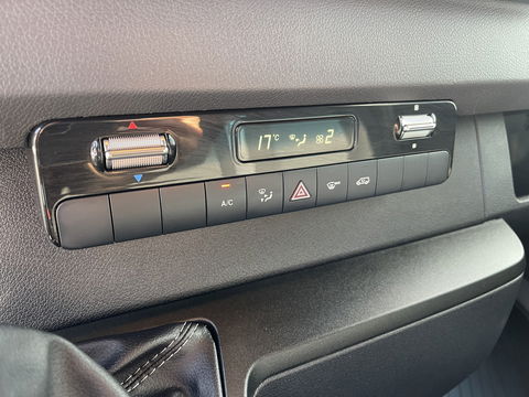 Mercedes-Benz Sprinter 317 1.9 CDI 170pk L2H2 / rijklaar € 34.950 ex btw / lease vanaf € 856 / climate control / trekhaak kan omgekeurd worden naar 3500 kg / achteruit rijcamera / 18 inch velgen / zwarte sidebars !