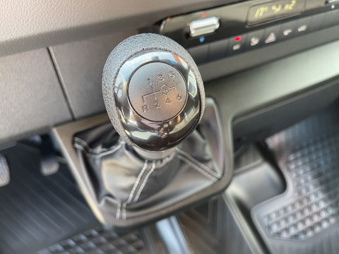 Mercedes-Benz Sprinter 317 1.9 CDI 170pk L2H2 / rijklaar € 34.950 ex btw / lease vanaf € 856 / climate control / trekhaak kan omgekeurd worden naar 3500 kg / achteruit rijcamera / 18 inch velgen / zwarte sidebars !