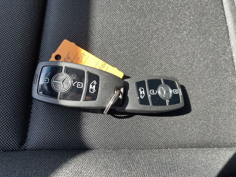 Mercedes-Benz Sprinter 317 1.9 CDI 170pk L2H2 / rijklaar € 34.950 ex btw / lease vanaf € 856 / climate control / trekhaak kan omgekeurd worden naar 3500 kg / achteruit rijcamera / 18 inch velgen / zwarte sidebars !