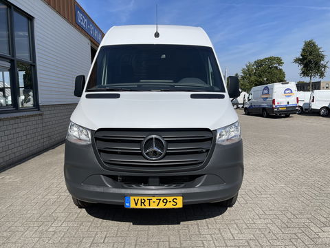 Mercedes-Benz Sprinter 317 1.9 CDI 170pk L2H2 / rijklaar € 34.950 ex btw / lease vanaf € 856 / climate control / trekhaak kan omgekeurd worden naar 3500 kg / achteruit rijcamera / 18 inch velgen / zwarte sidebars !
