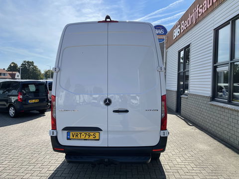 Mercedes-Benz Sprinter 317 1.9 CDI 170pk L2H2 / rijklaar € 34.950 ex btw / lease vanaf € 856 / climate control / trekhaak kan omgekeurd worden naar 3500 kg / achteruit rijcamera / 18 inch velgen / zwarte sidebars !
