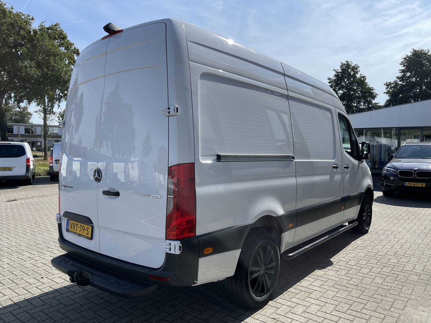 Mercedes-Benz Sprinter 317 1.9 CDI 170pk L2H2 / rijklaar € 34.950 ex btw / lease vanaf € 856 / climate control / trekhaak kan omgekeurd worden naar 3500 kg / achteruit rijcamera / 18 inch velgen / zwarte sidebars !