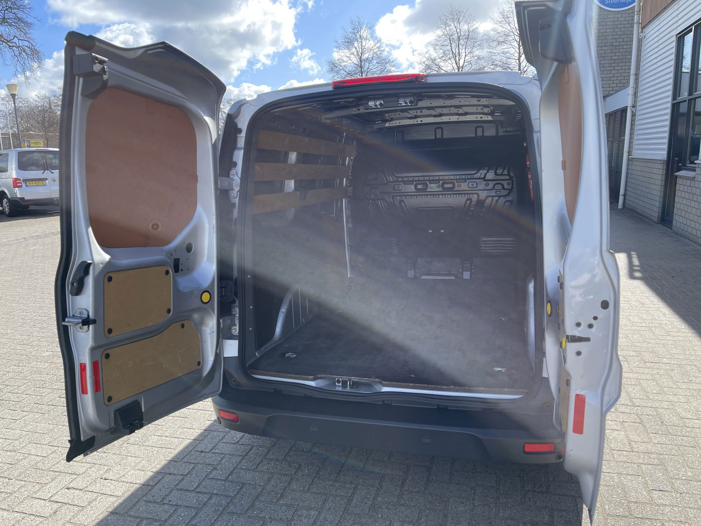 Ford Transit Connect 1.5 TDCI 100pk L2 Trend / vaste prijs rijklaar € 12.950 ex btw / nieuwe koppeling / lease vanaf € 337 / airco / cruise / navi / 3 zits / zilver metallic !