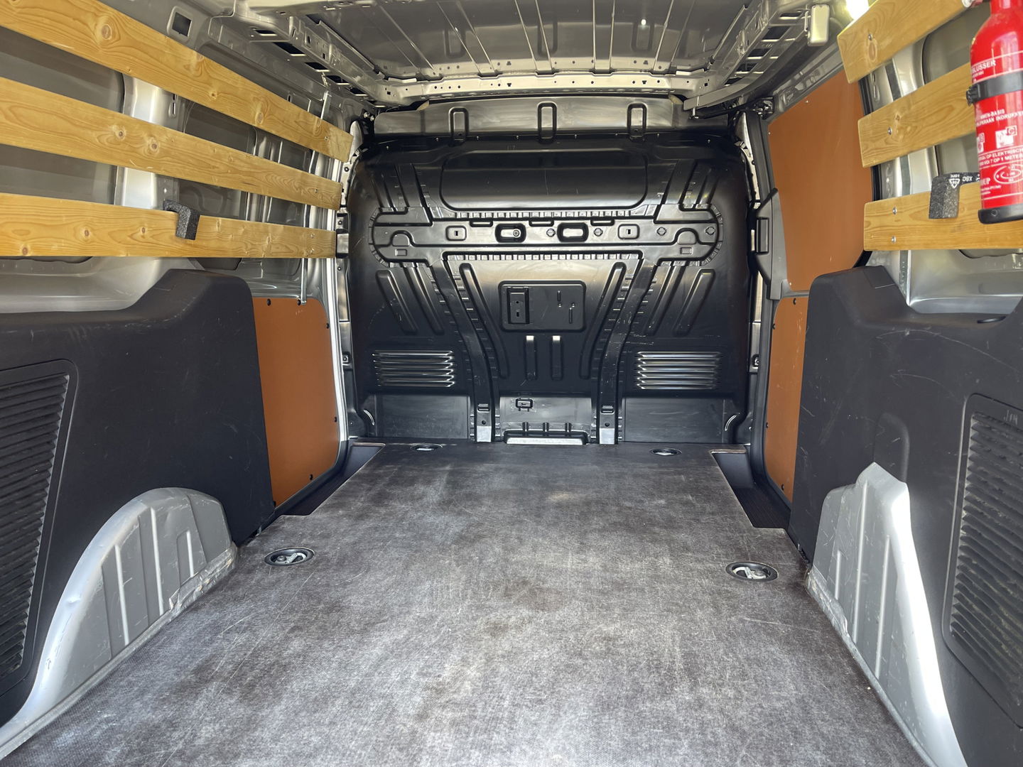 Ford Transit Connect 1.5 TDCI 100pk L2 Trend / vaste prijs rijklaar € 12.950 ex btw / nieuwe koppeling / lease vanaf € 337 / airco / cruise / navi / 3 zits / zilver metallic !