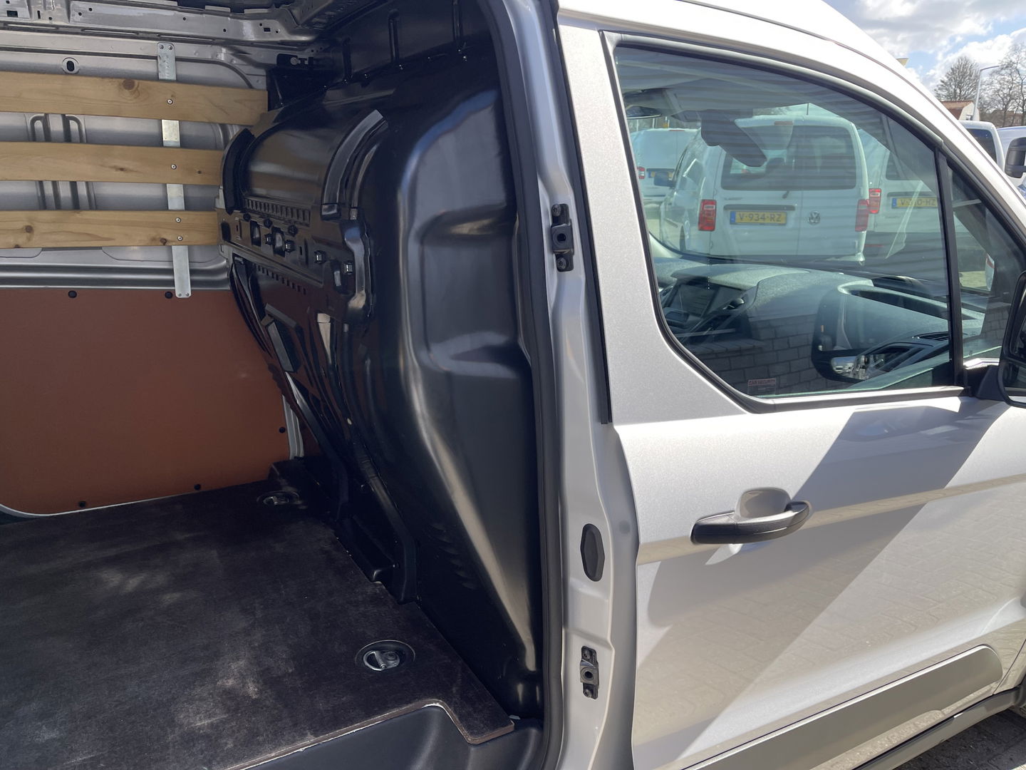 Ford Transit Connect 1.5 TDCI 100pk L2 Trend / vaste prijs rijklaar € 12.950 ex btw / nieuwe koppeling / lease vanaf € 337 / airco / cruise / navi / 3 zits / zilver metallic !