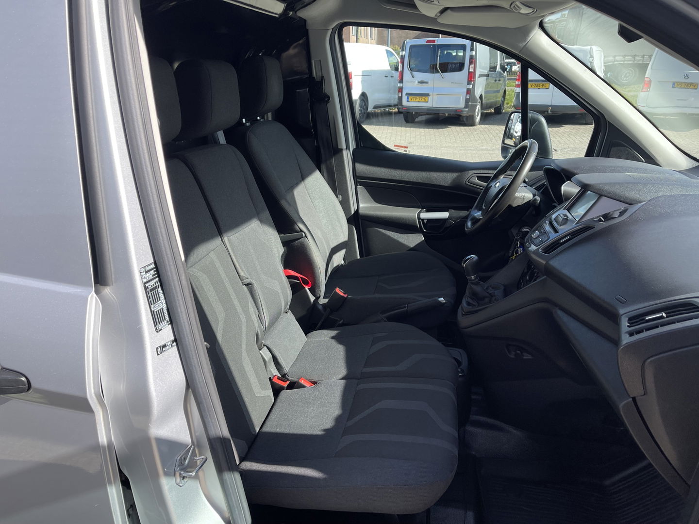 Ford Transit Connect 1.5 TDCI 100pk L2 Trend / vaste prijs rijklaar € 12.950 ex btw / nieuwe koppeling / lease vanaf € 337 / airco / cruise / navi / 3 zits / zilver metallic !