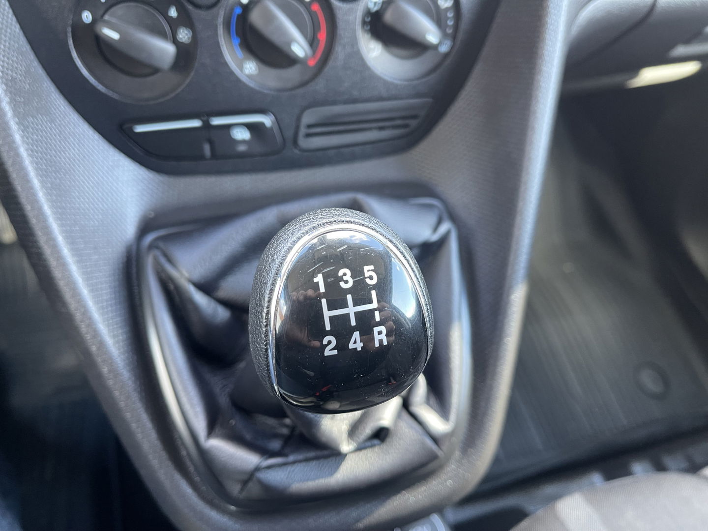 Ford Transit Connect 1.5 TDCI 100pk L2 Trend / vaste prijs rijklaar € 12.950 ex btw / nieuwe koppeling / lease vanaf € 337 / airco / cruise / navi / 3 zits / zilver metallic !