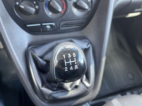 Ford Transit Connect 1.5 TDCI 100pk L2 Trend / vaste prijs rijklaar € 12.950 ex btw / nieuwe koppeling / lease vanaf € 337 / airco / cruise / navi / 3 zits / zilver metallic !
