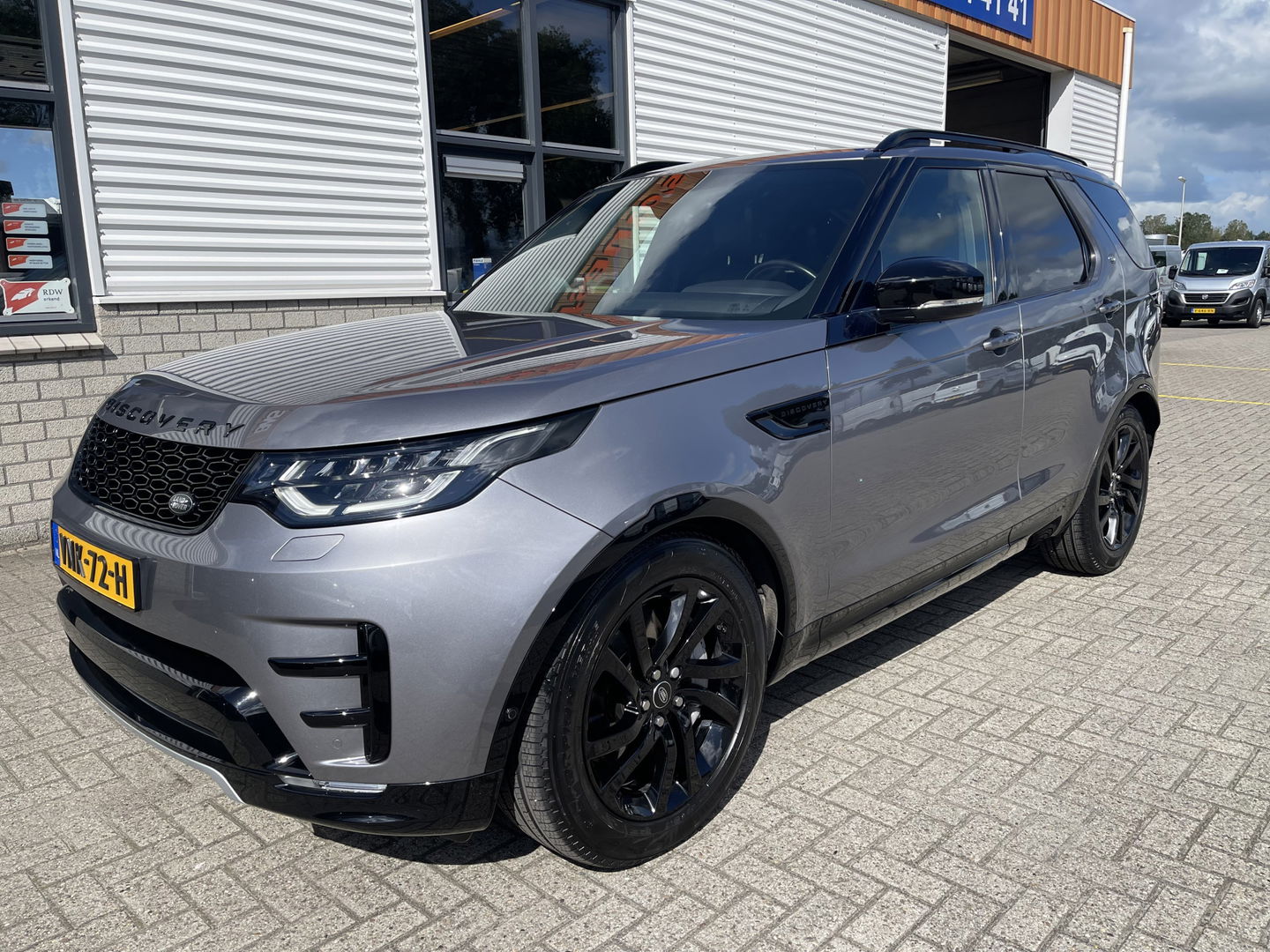 Land Rover Discovery 3.0 Sd6 306pk Landmark Edition grijs kenteken automaat / € 49.950 ex btw / lease vanaf € 950 / leer / trekhaak 3500 kg trekgewicht / navi / cruise / camera !
