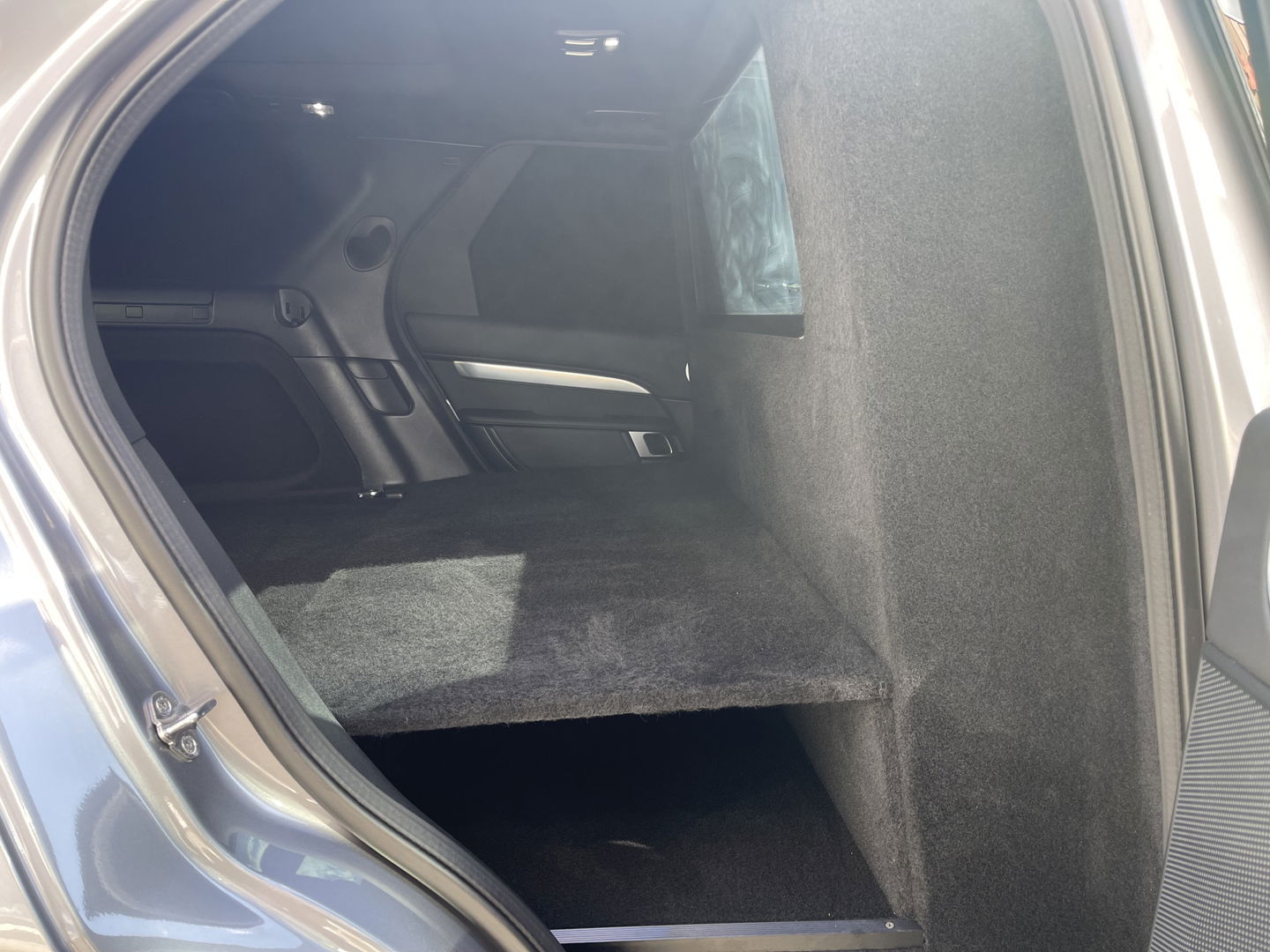 Land Rover Discovery 3.0 Sd6 306pk Landmark Edition grijs kenteken automaat / € 49.950 ex btw / lease vanaf € 950 / leer / trekhaak 3500 kg trekgewicht / navi / cruise / camera !
