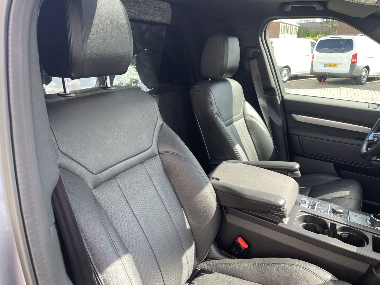 Land Rover Discovery 3.0 Sd6 306pk Landmark Edition grijs kenteken automaat / € 49.950 ex btw / lease vanaf € 950 / leer / trekhaak 3500 kg trekgewicht / navi / cruise / camera !