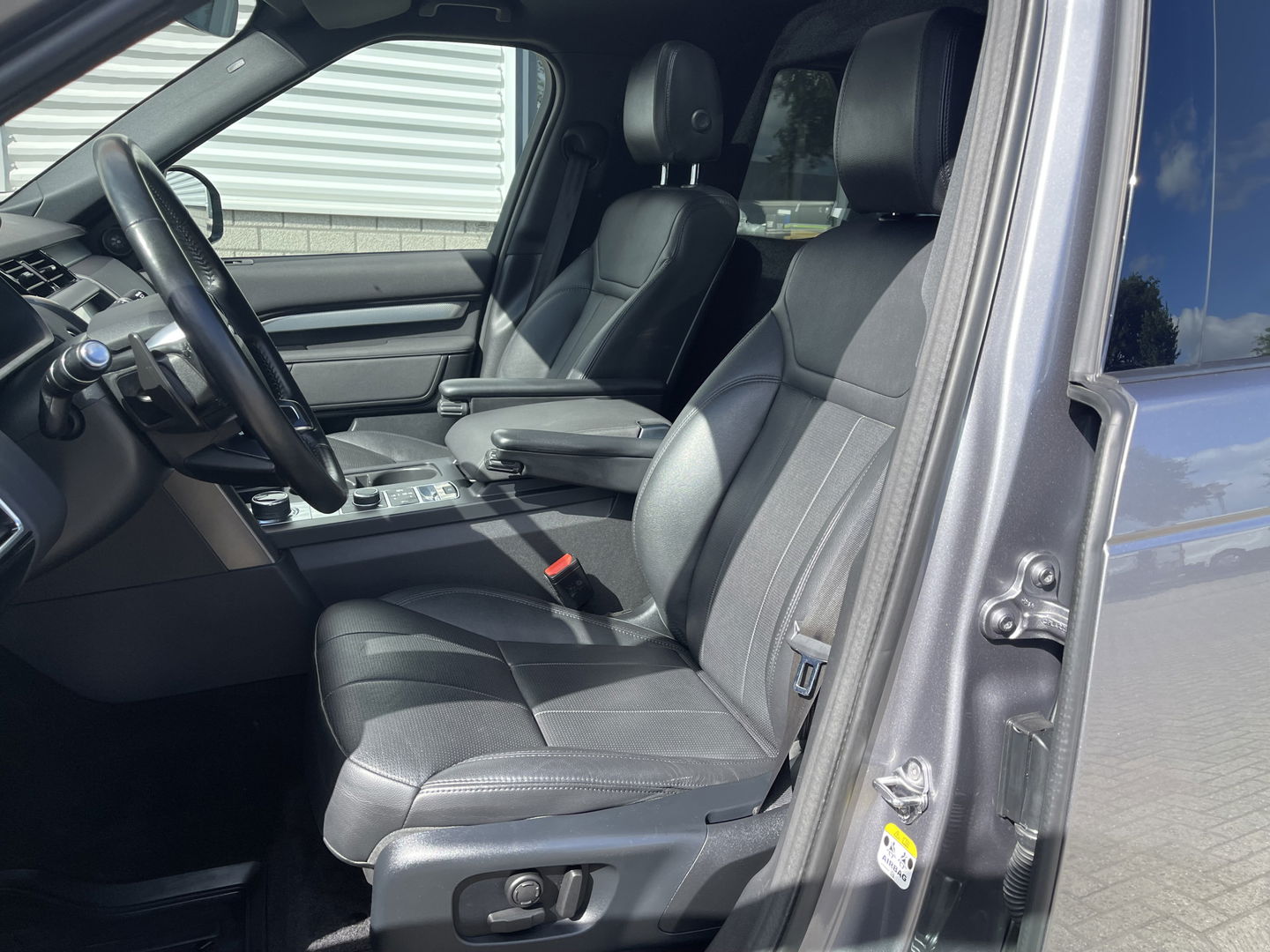 Land Rover Discovery 3.0 Sd6 306pk Landmark Edition grijs kenteken automaat / € 49.950 ex btw / lease vanaf € 950 / leer / trekhaak 3500 kg trekgewicht / navi / cruise / camera !
