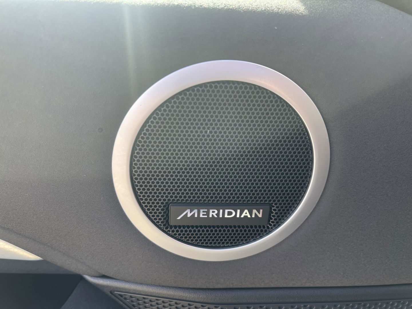 Land Rover Discovery 3.0 Sd6 306pk Landmark Edition grijs kenteken automaat / € 49.950 ex btw / lease vanaf € 950 / leer / trekhaak 3500 kg trekgewicht / navi / cruise / camera !