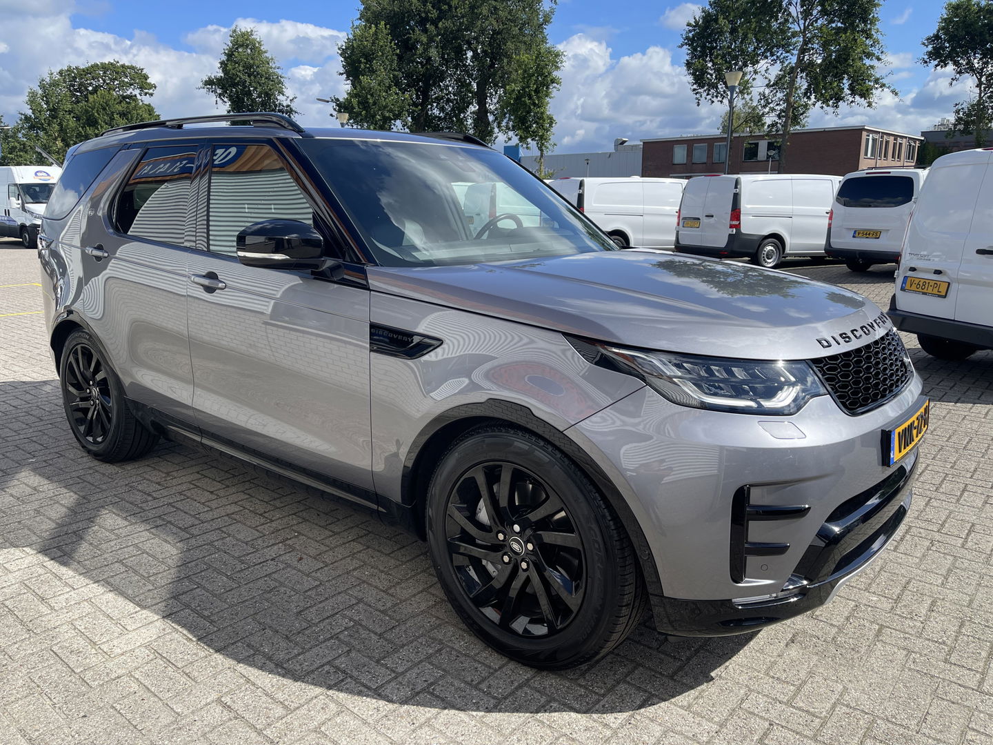 Land Rover Discovery 3.0 Sd6 306pk Landmark Edition grijs kenteken automaat / € 49.950 ex btw / lease vanaf € 950 / leer / trekhaak 3500 kg trekgewicht / navi / cruise / camera !