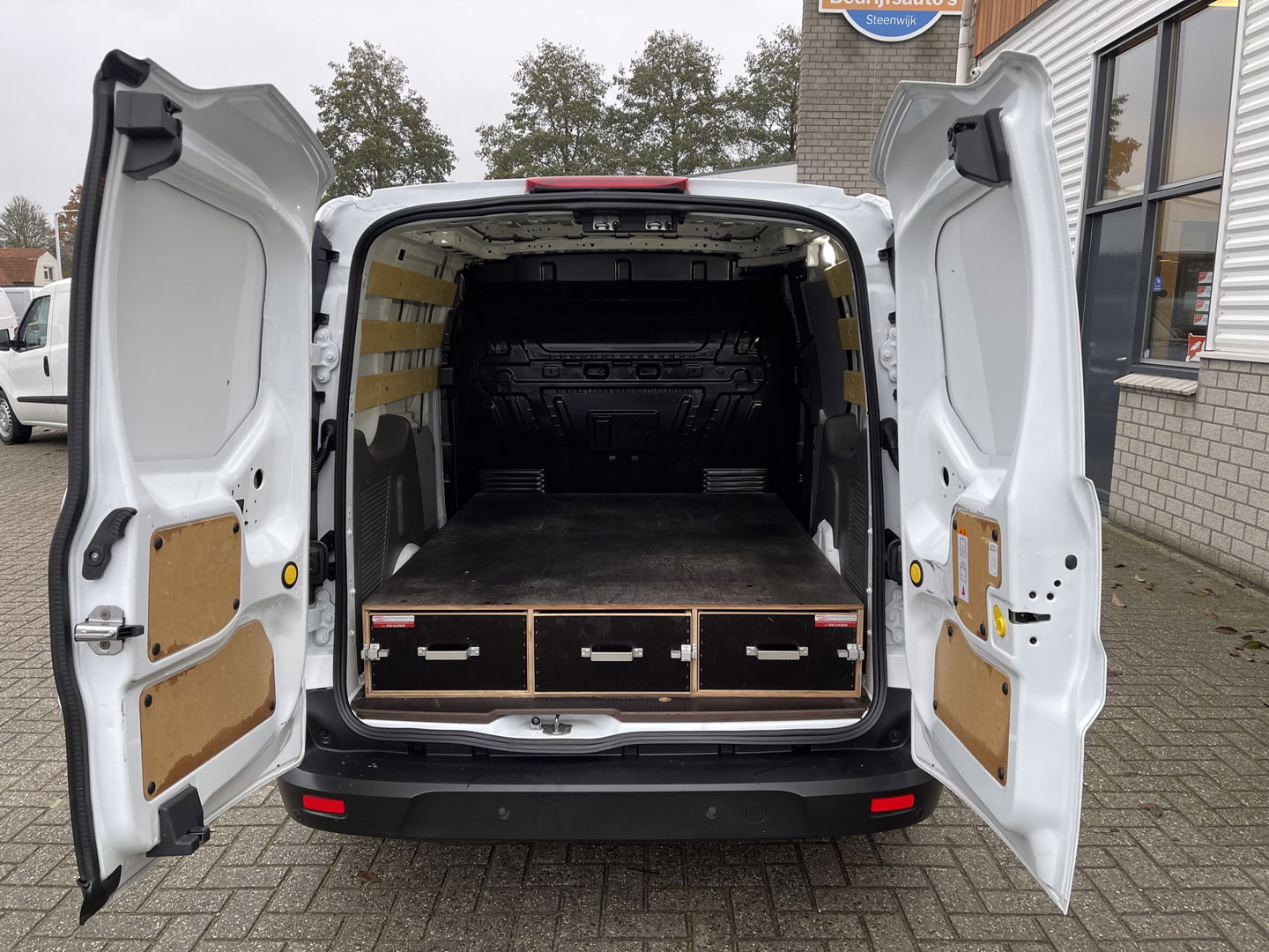 Ford Transit Connect 1.5 TDCI Limited / rijklaar € 12.950 ex btw / lease vanaf € 316 / airco / cruise / navi / Apple Carplay / achteruit rijcamera / 3 zits !