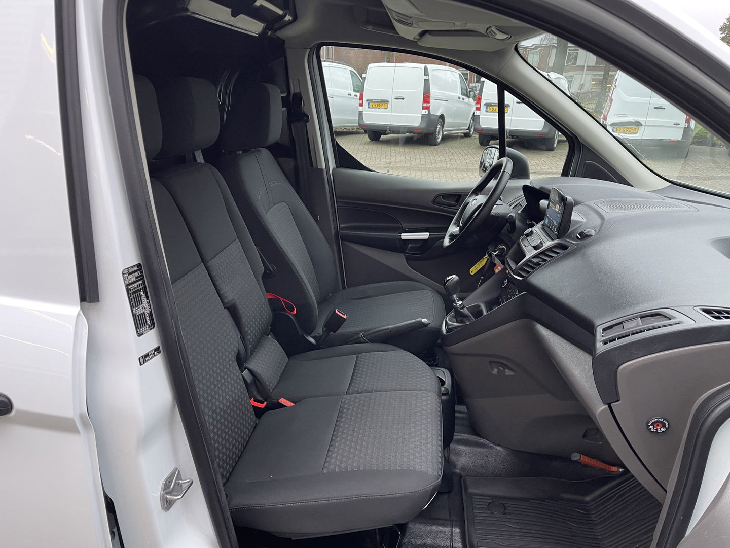Ford Transit Connect 1.5 TDCI Limited / rijklaar € 12.950 ex btw / lease vanaf € 316 / airco / cruise / navi / Apple Carplay / achteruit rijcamera / 3 zits !