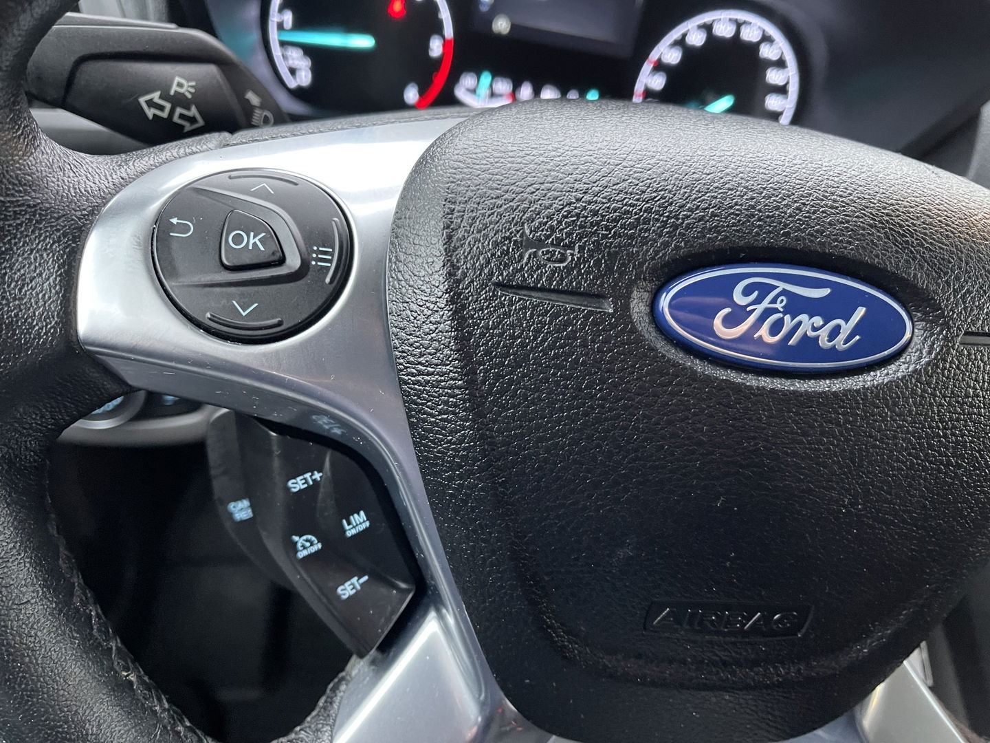 Ford Transit Connect 1.5 TDCI Limited / rijklaar € 12.950 ex btw / lease vanaf € 316 / airco / cruise / navi / Apple Carplay / achteruit rijcamera / 3 zits !