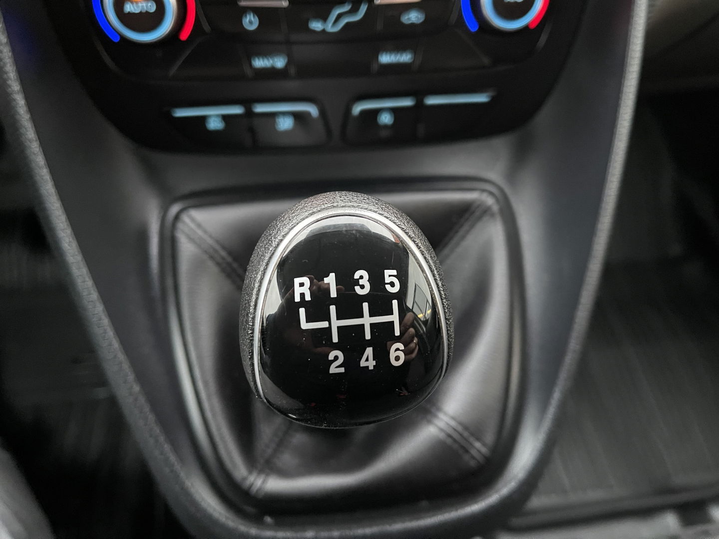 Ford Transit Connect 1.5 TDCI Limited / rijklaar € 12.950 ex btw / lease vanaf € 316 / airco / cruise / navi / Apple Carplay / achteruit rijcamera / 3 zits !