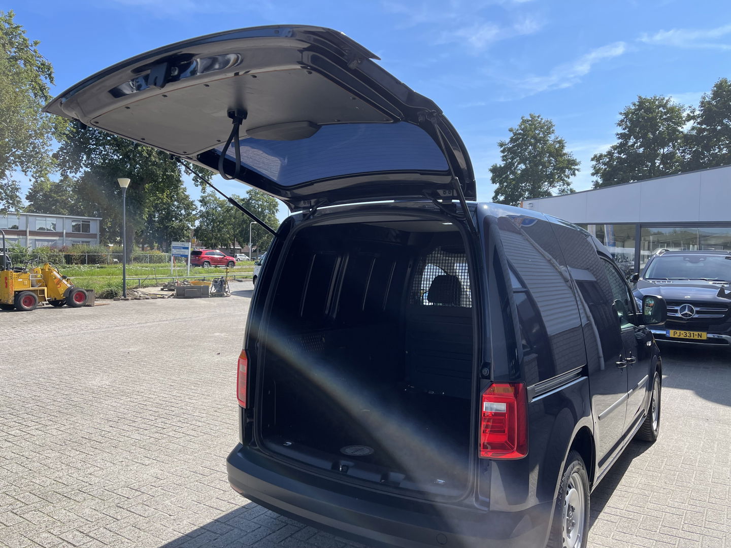 Volkswagen Caddy 2.0 TDI L1H1 BMT Trendline / rijklaar € 10.950 ex btw / lease vanaf € 236 / airco / cruise / donker blauw metallic / electrische laadruimte ventilatie !