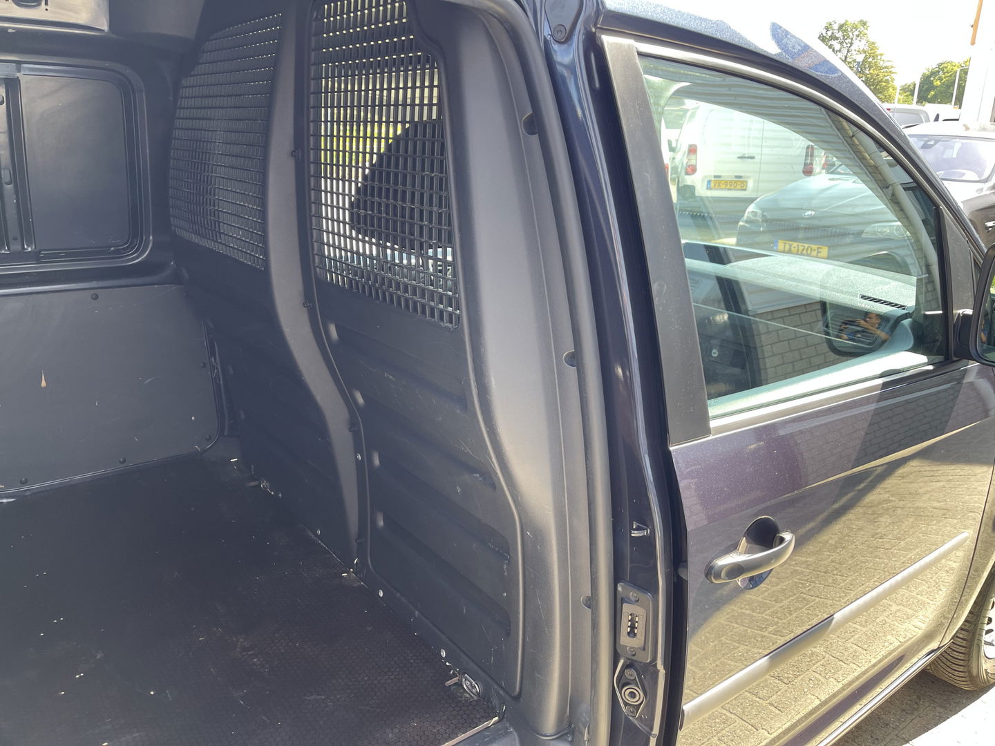 Volkswagen Caddy 2.0 TDI L1H1 BMT Trendline / rijklaar € 10.950 ex btw / lease vanaf € 236 / airco / cruise / donker blauw metallic / electrische laadruimte ventilatie !