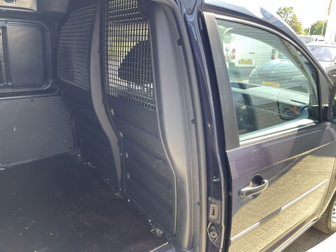 Volkswagen Caddy 2.0 TDI L1H1 BMT Trendline / rijklaar € 10.950 ex btw / lease vanaf € 236 / airco / cruise / donker blauw metallic / electrische laadruimte ventilatie !