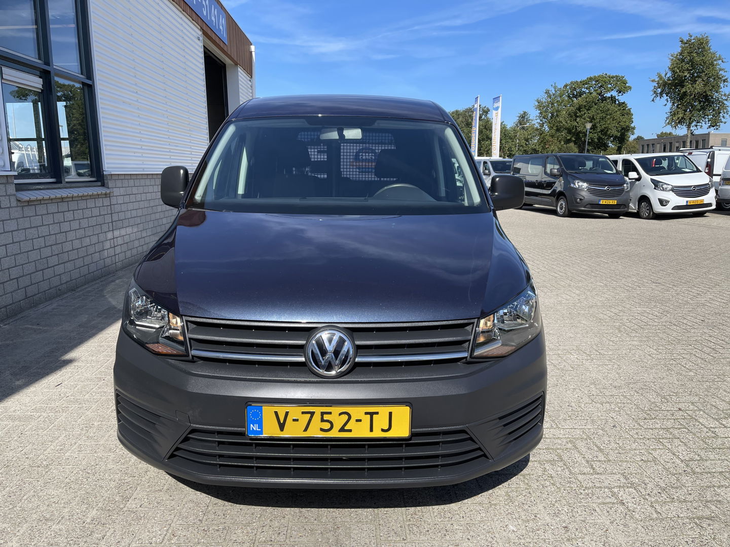 Volkswagen Caddy 2.0 TDI L1H1 BMT Trendline / rijklaar € 10.950 ex btw / lease vanaf € 236 / airco / cruise / donker blauw metallic / electrische laadruimte ventilatie !