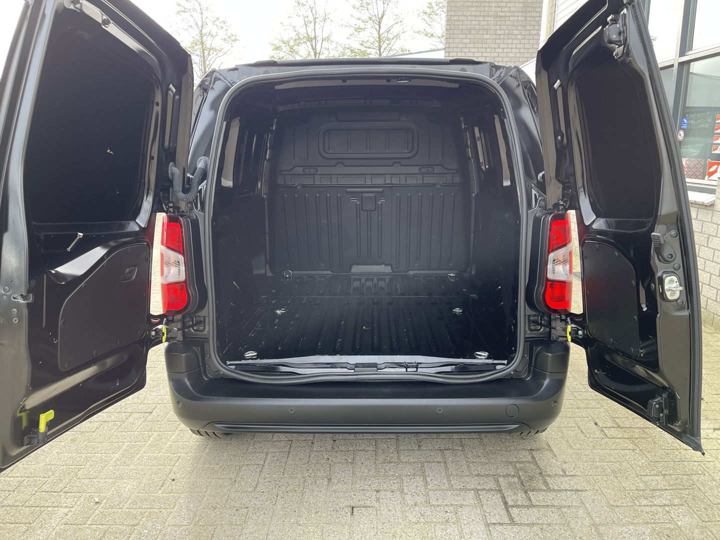 Toyota ProAce CITY 1.5 D-4D 102pk L1H1 Live / rijklaar € 18.950 ex btw / fabrieksgarantie tot 03-07-2025 ! / lease vanaf € 366 / airco / cruise / navi / zo goed als nieuw