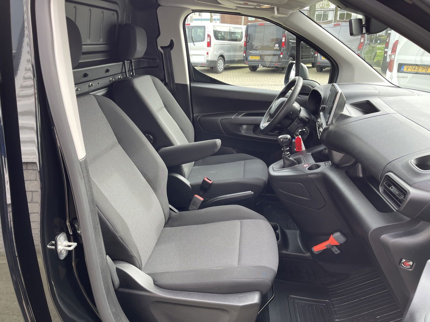 Toyota ProAce CITY 1.5 D-4D 102pk L1H1 Live / rijklaar € 18.950 ex btw / fabrieksgarantie tot 03-07-2025 ! / lease vanaf € 366 / airco / cruise / navi / zo goed als nieuw
