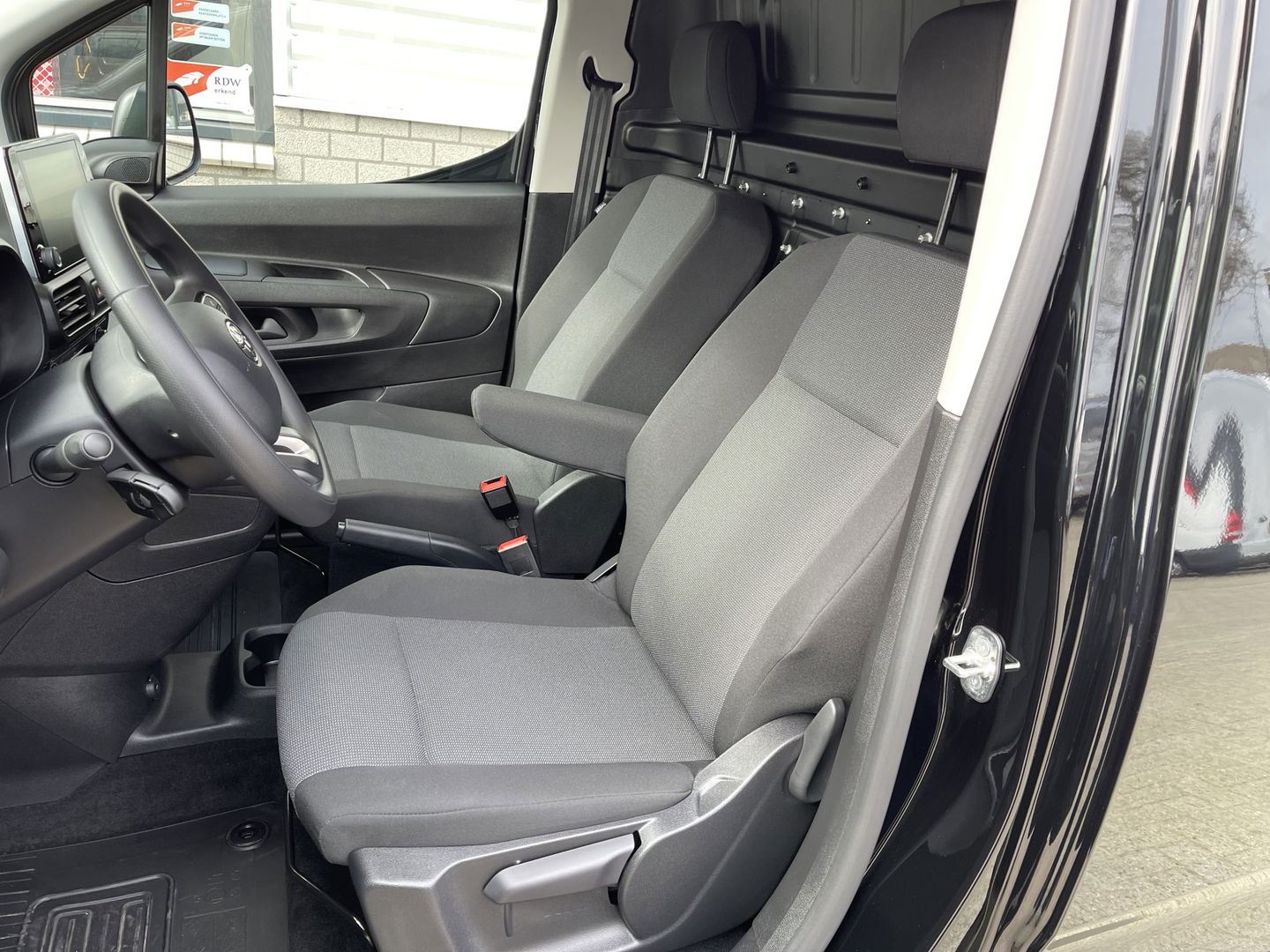 Toyota ProAce CITY 1.5 D-4D 102pk L1H1 Live / rijklaar € 18.950 ex btw / fabrieksgarantie tot 03-07-2025 ! / lease vanaf € 366 / airco / cruise / navi / zo goed als nieuw