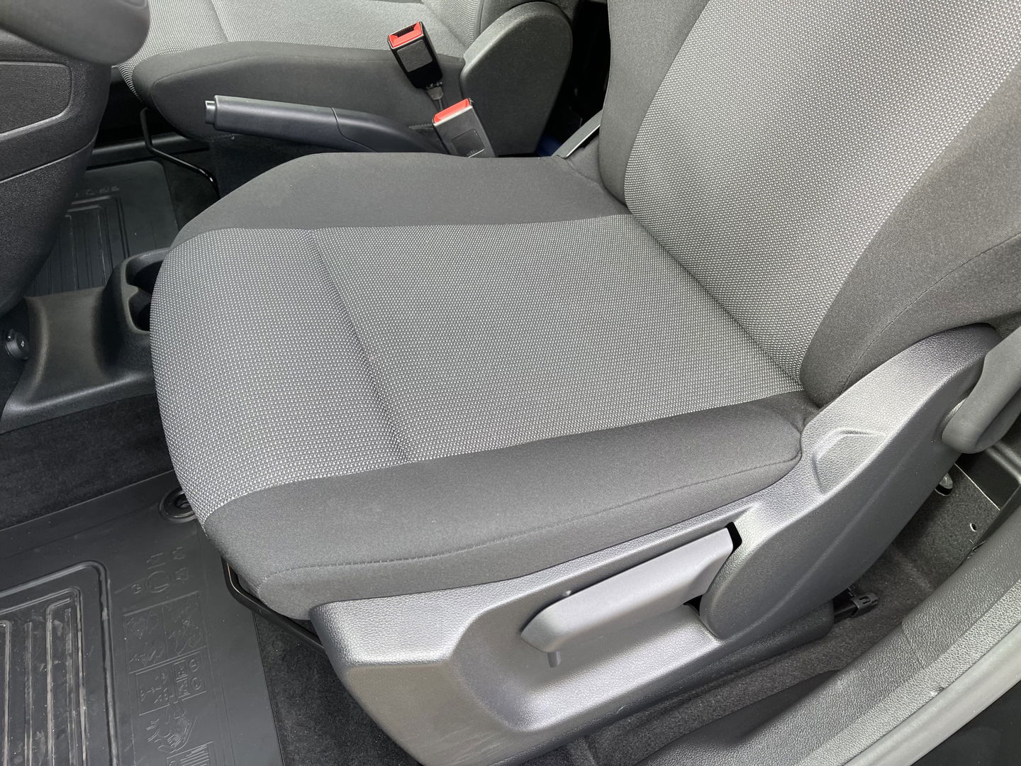 Toyota ProAce CITY 1.5 D-4D 102pk L1H1 Live / rijklaar € 18.950 ex btw / fabrieksgarantie tot 03-07-2025 ! / lease vanaf € 366 / airco / cruise / navi / zo goed als nieuw