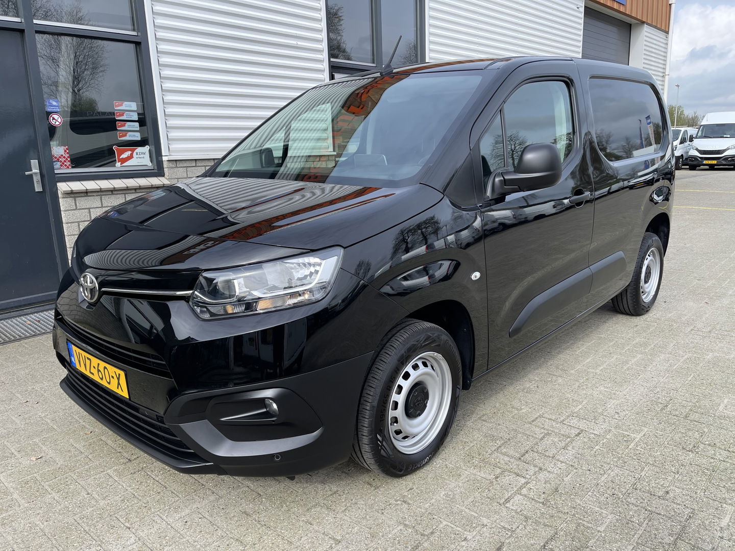 Toyota ProAce CITY 1.5 D-4D 102pk L1H1 Live / rijklaar € 18.950 ex btw / fabrieksgarantie tot 03-07-2025 ! / lease vanaf € 366 / airco / cruise / navi / zo goed als nieuw