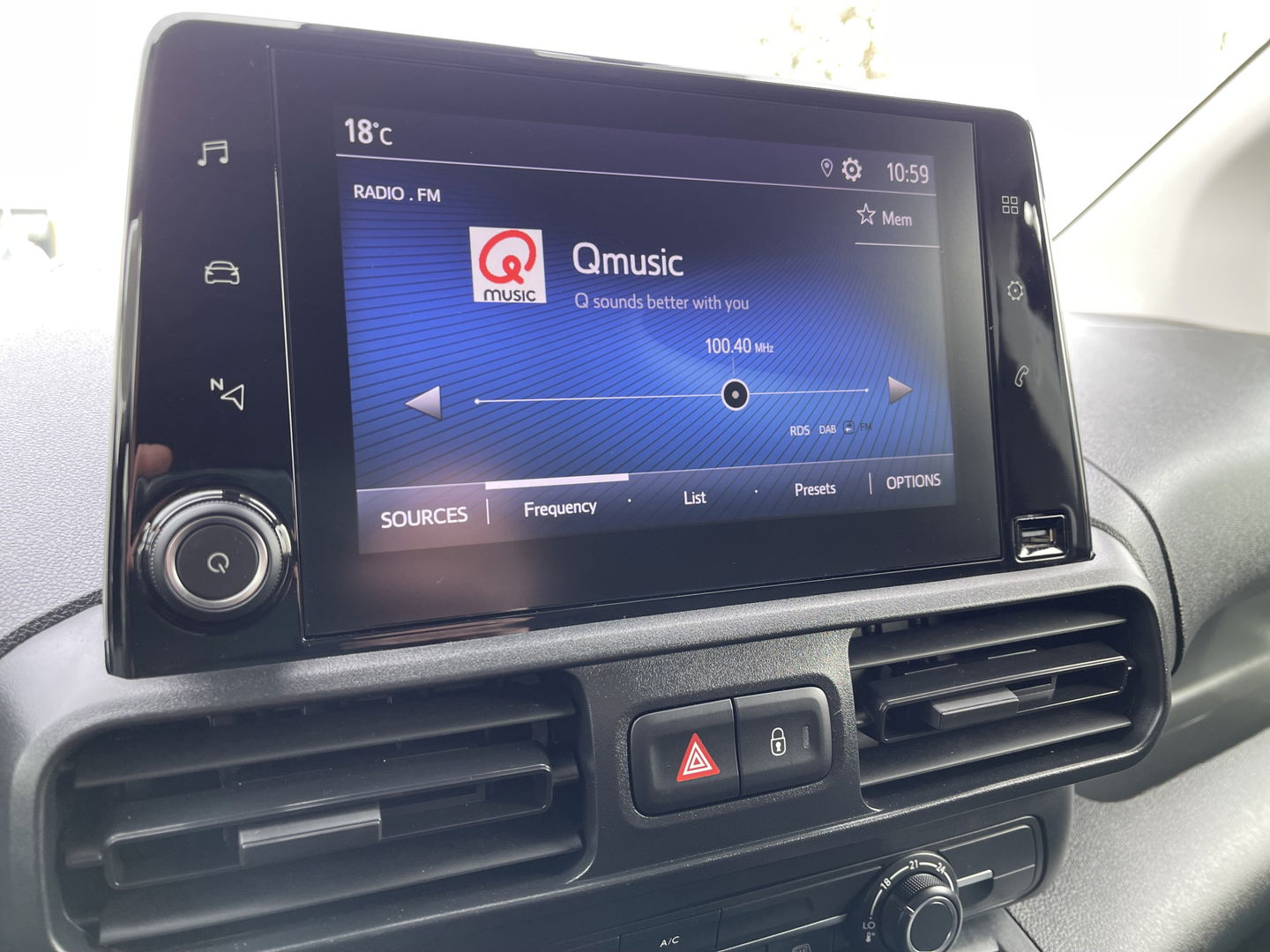 Toyota ProAce CITY 1.5 D-4D 102pk L1H1 Live / rijklaar € 18.950 ex btw / fabrieksgarantie tot 03-07-2025 ! / lease vanaf € 366 / airco / cruise / navi / zo goed als nieuw